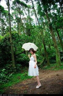 打伞的女人,描绘一位优雅女性的日常瞬间